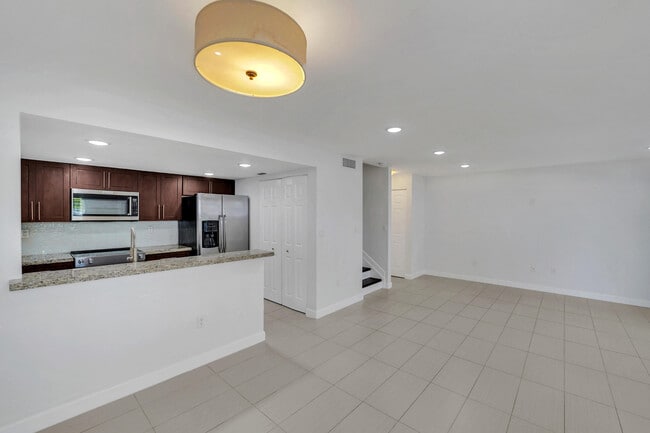 Building Photo - 4550 SW 68th Ct