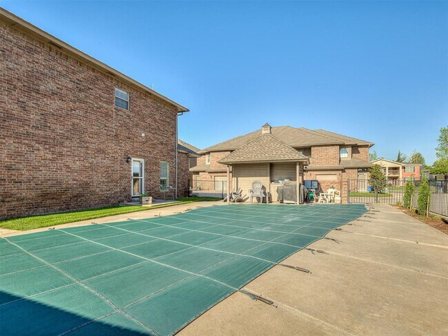 Building Photo - 6162 N Brookline Ave