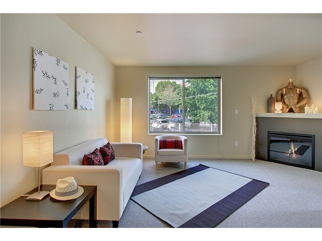 Building Photo - 3 bed/2.5 bath U-District Townhome