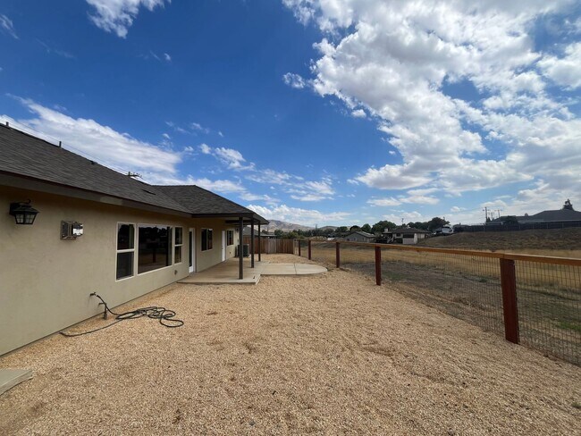 Building Photo - 4 Bed 3 Bath  Custom Built Home in Golden Hills Community in Tehachapi CA!