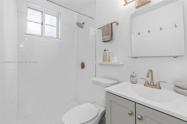 Building Photo - 2661 SW 28th Ct
