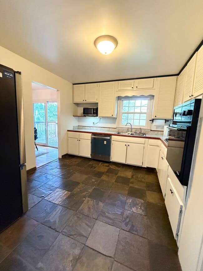 Building Photo - DON'T MISS THIS 4 BEDROOM HOME AVAILABLE N...