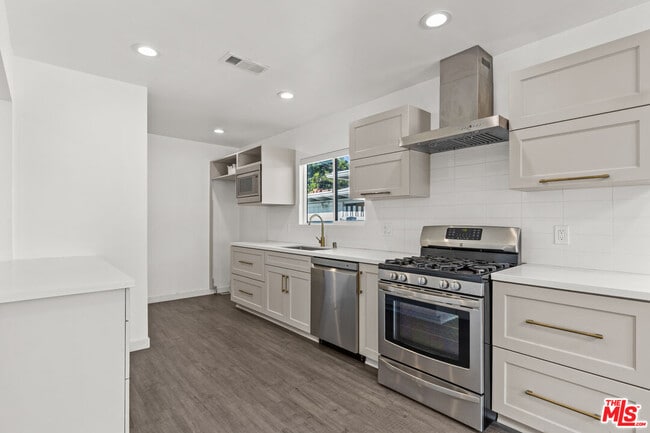 Building Photo - 15153 La Maida St
