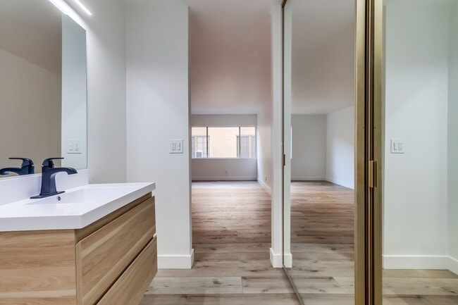 Building Photo - 435 N Oakhurst Dr