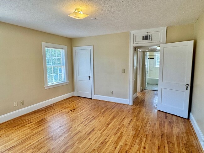Building Photo - Delightful 2-Bedroom