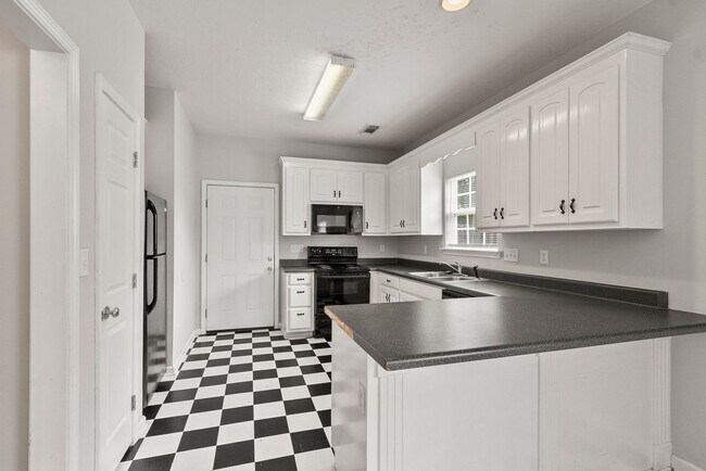 Building Photo - Nice 3 Bed 2 Bath Home! Available Now!