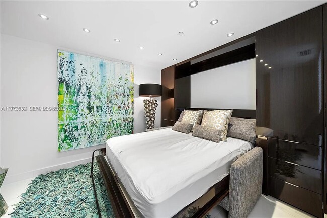 Building Photo - 400 S Pointe Dr