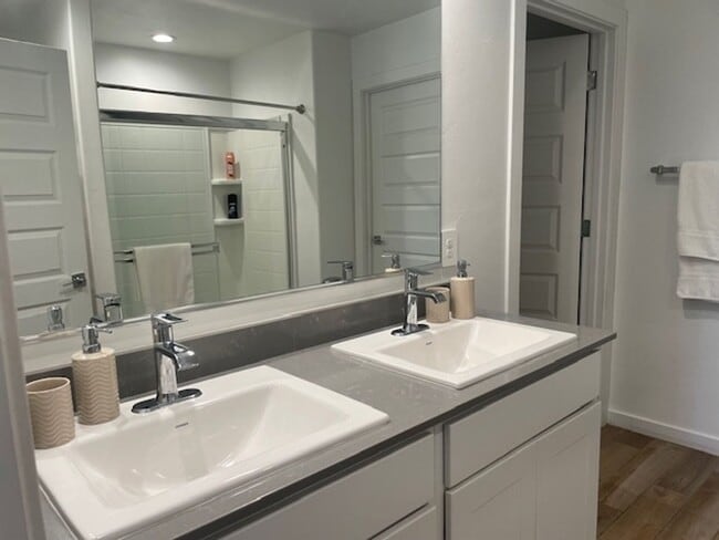 Building Photo - Large spacious 4 bedroom home located in cul de sac