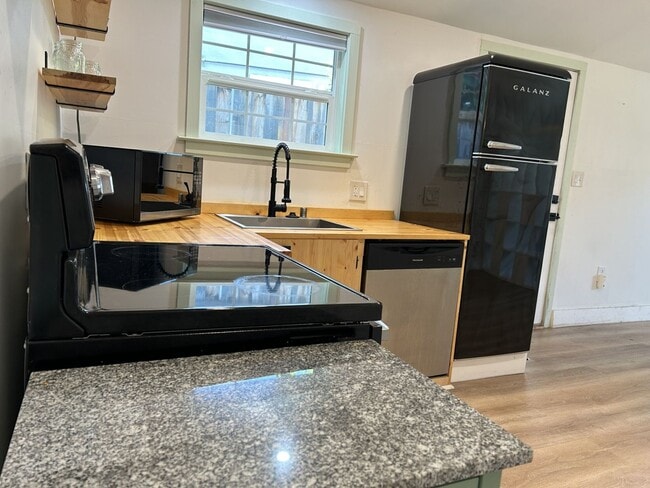 Building Photo - Amazing Super Cute Stand-Alone Studio in B...