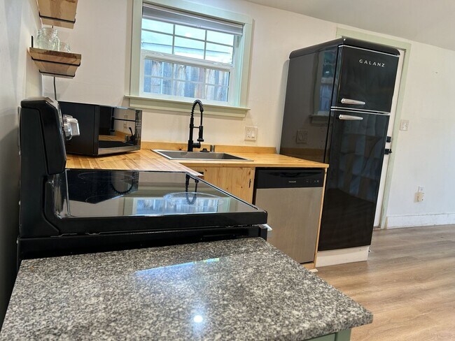 Building Photo - Amazing Super Cute Stand-Alone Studio in Benicia