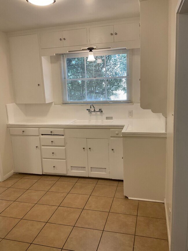 Building Photo - 2 Bedroom 1.75 Bathroom in Riverside