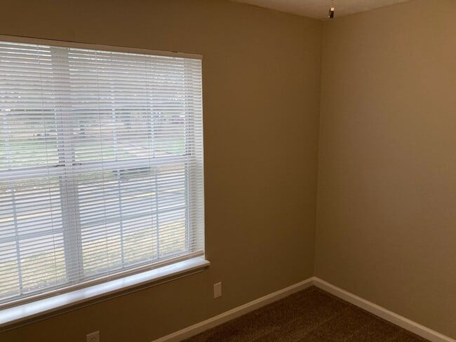 Building Photo - 2 story end unit condo - 1 month free