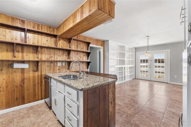 Building Photo - 7000 Shannon Dr
