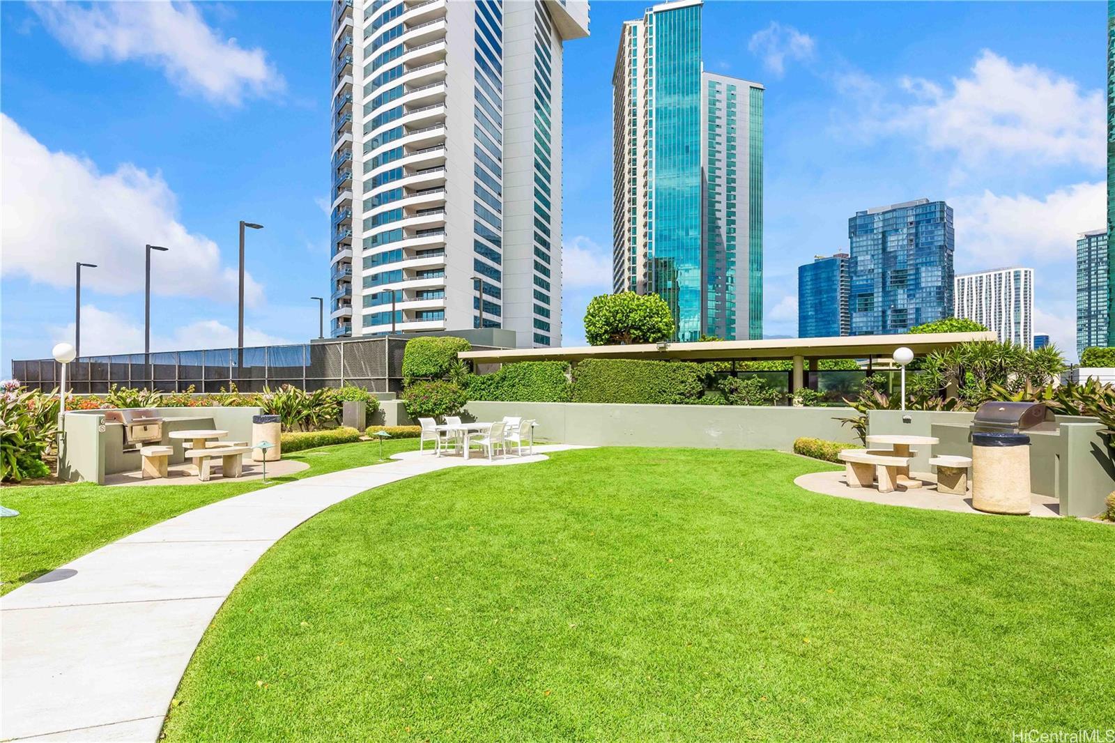 Building Photo - 88 Piikoi St