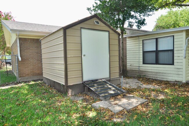 Building Photo - COMING SOON! FOR LEASE! Nice Remodeled - 3...