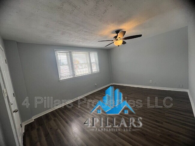 Building Photo - 1311 E Columbus Dr