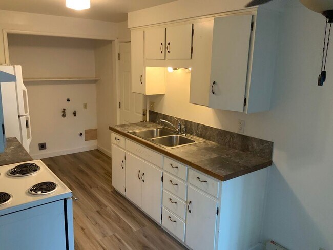 Building Photo - 2 Bedroom Duplex Near Autzen Stadium