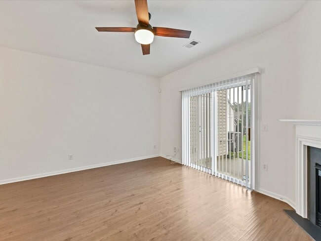 Building Photo - Spacious Townhome!