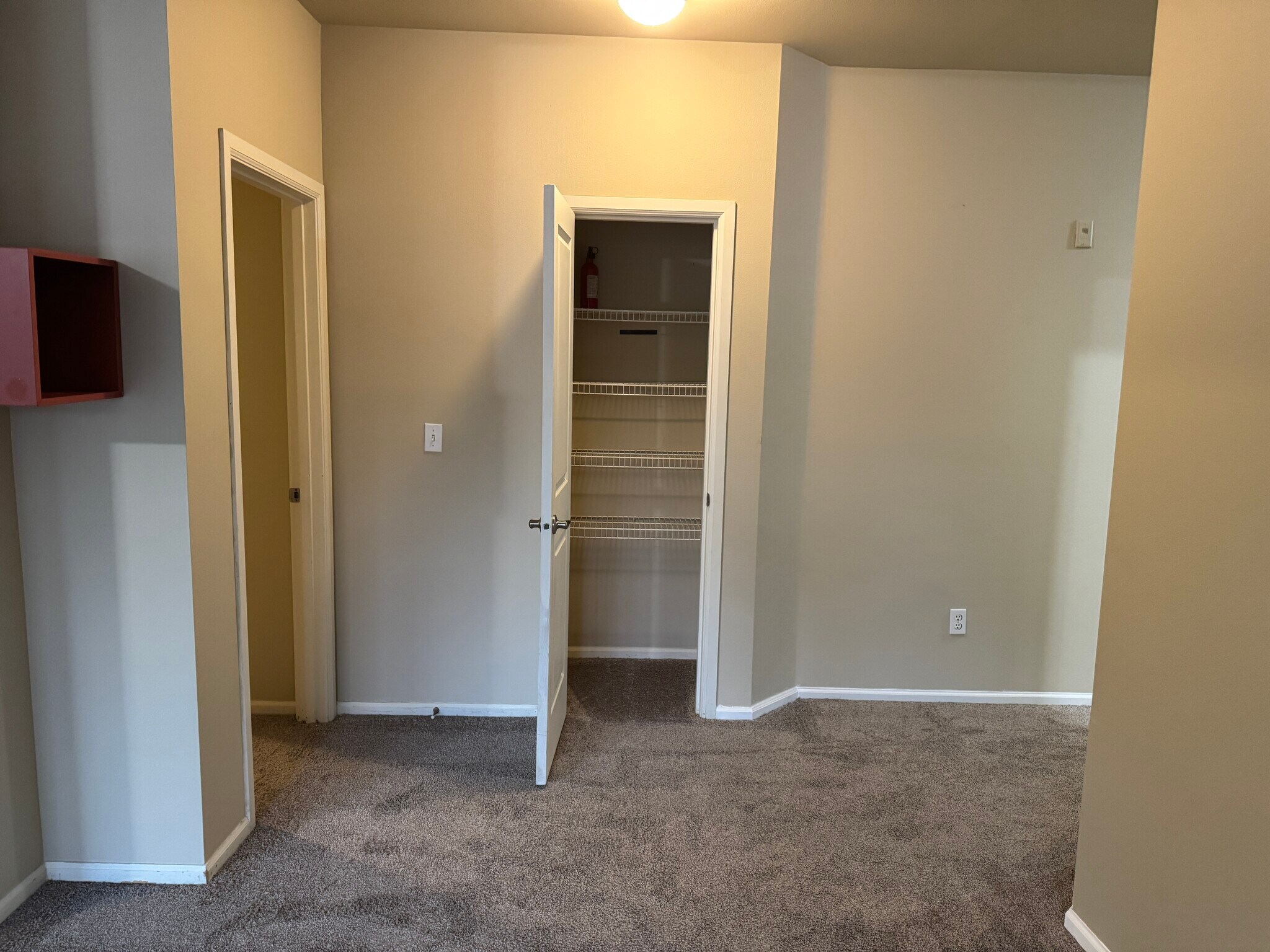 Closet - 501 225th Ln NE