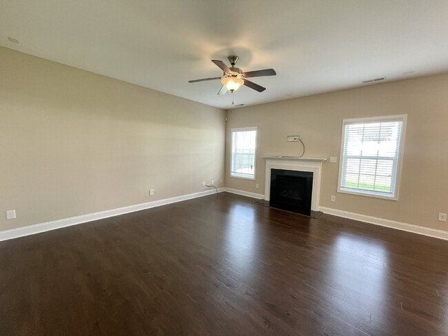 Building Photo - 4 Bed, 2 And A Half Bath Nest In Bedford