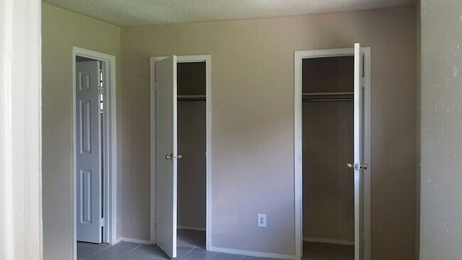 Building Photo - 12710 Redfern Dr