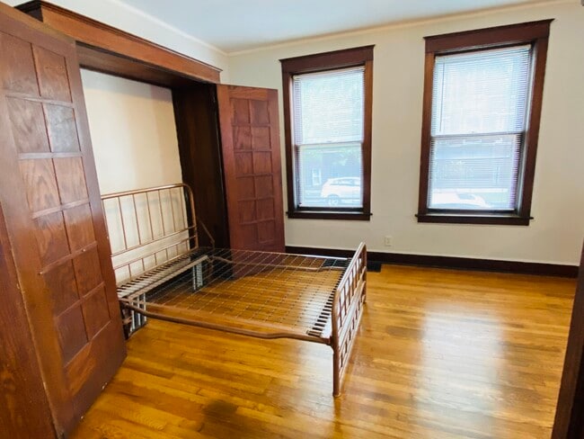 Building Photo - 4040 W Dickens Ave