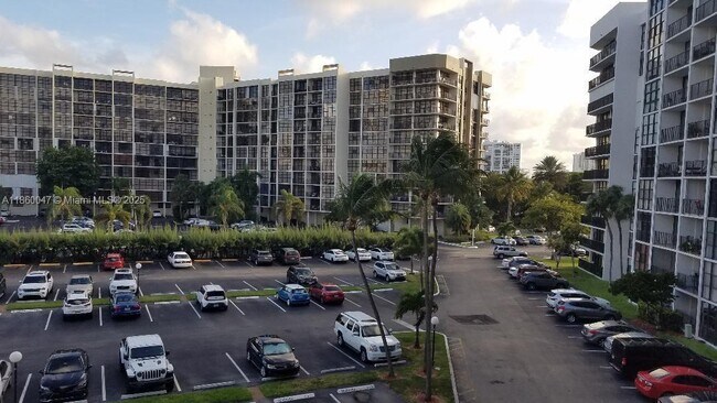 Building Photo - 800 Parkview Dr