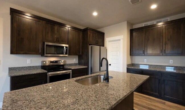 Building Photo - 3 bed, 2.5 bath Townhome in Ammon!!