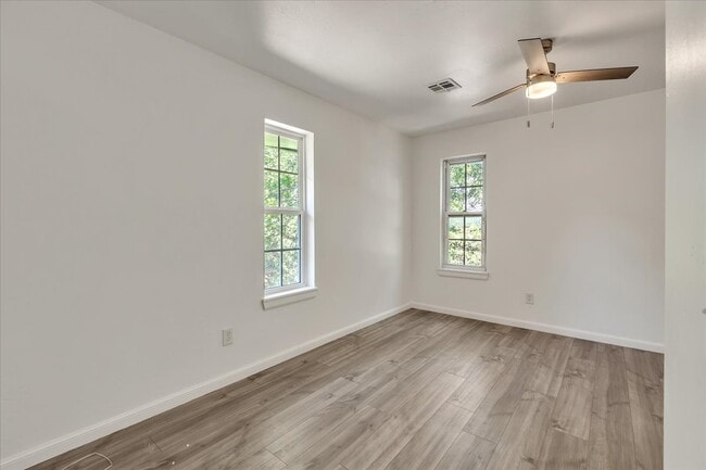 Building Photo - 9710 N Oak Cliff Dr