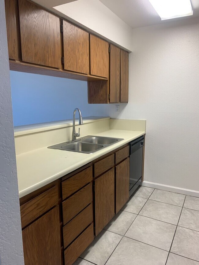 Building Photo - Lovey Townhome In Clovis!