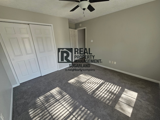 Building Photo - Executive Living in the Heart of Sugar Land