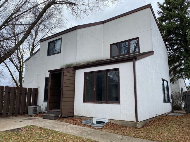 Primary Photo - 4 Bedroom Townhome by Moorhead High School!