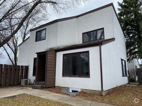 Building Photo - 4 Bedroom Townhome by Moorhead High School!