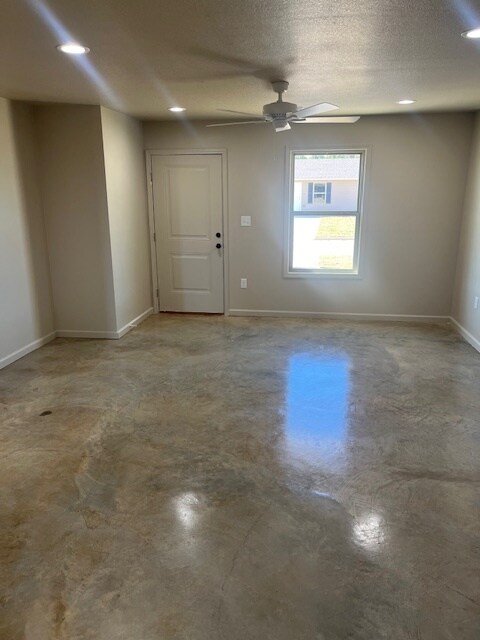 Building Photo - 814 N 8th Ave