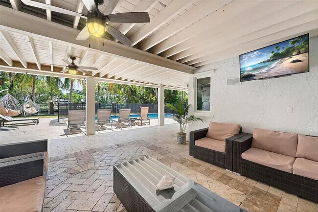 Building Photo - 413 Holiday Dr