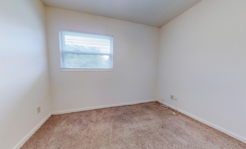 Building Photo - 1613 Airport Dr