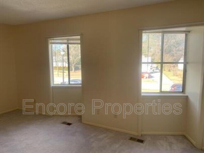 Building Photo - 1411 Foxwood Dr