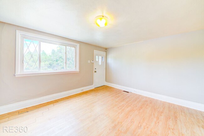 Building Photo - 4 br, 1 bath House - 1008 East Warrington ...