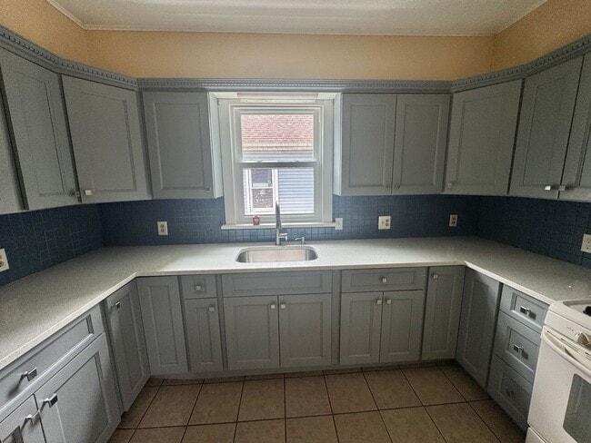Building Photo - Stunning Renovated 6-Bedroom Home Near Dow...