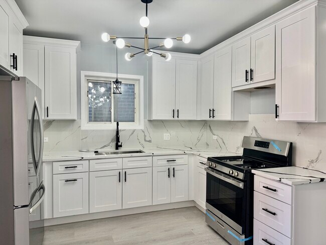 Building Photo - 1317 W 31st St