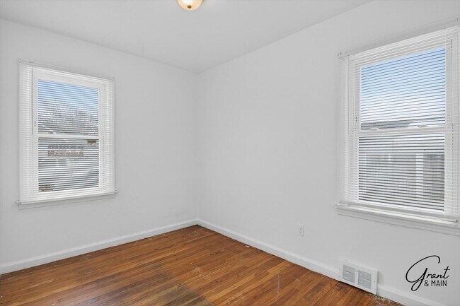 Building Photo - $1400 3 bedrooms