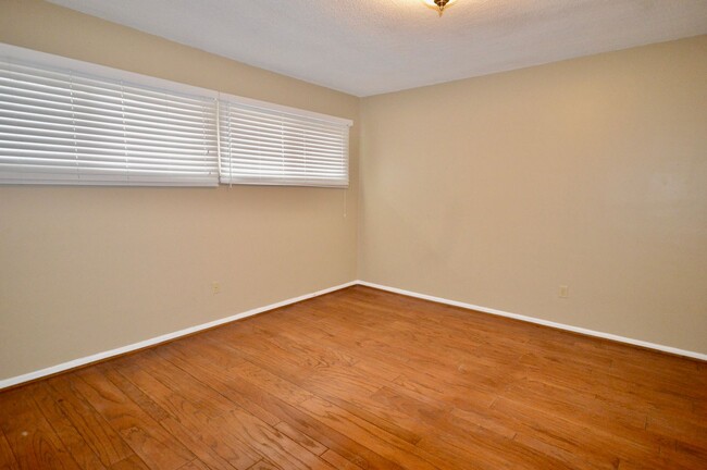 Building Photo - 3 Bedroom in Great Fullerton Neighborhood ...