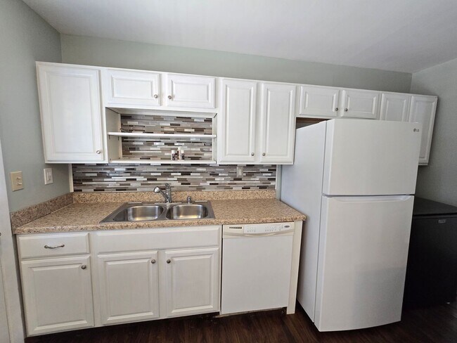 Building Photo - Newly remodeled 3 bed/1 bath home with a 1...