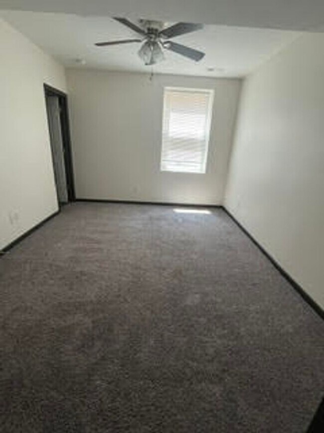 Building Photo - 585 Birch Hill Dr