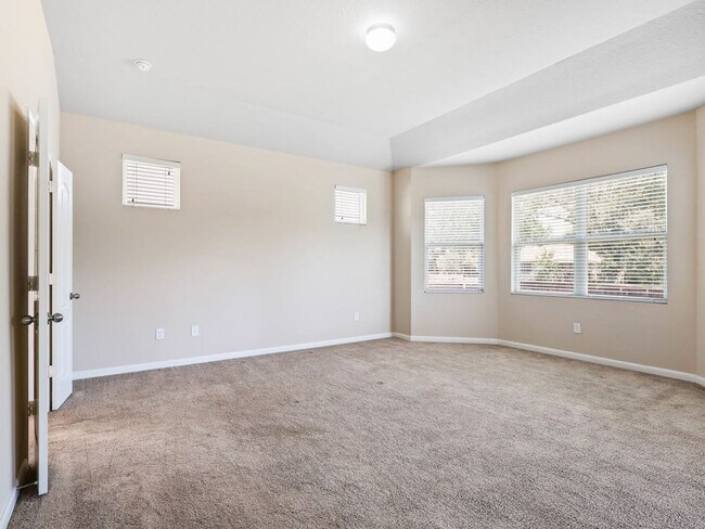 Building Photo - Charming Home Awaits: Spacious & Modern Living in a Prime Location