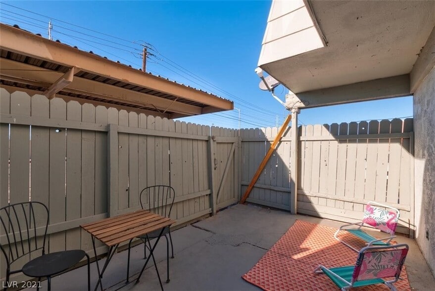 Building Photo - 3417 Villa Knolls South Dr