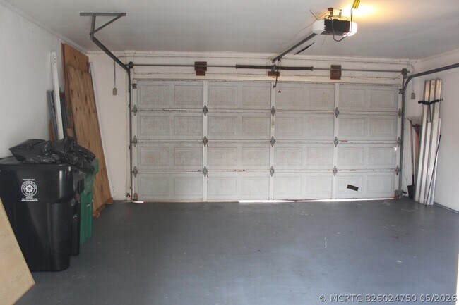 Building Photo - 201 NE Midfield Ln