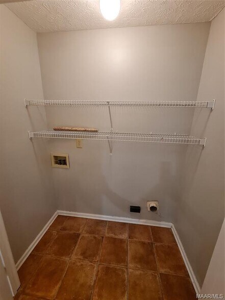 Building Photo - 6604 English Oak Ct