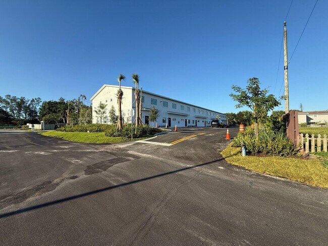 Building Photo - 4949 Serafica Dr