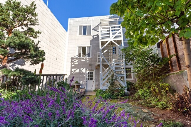 Building Photo - Collingwood Street - 450-452